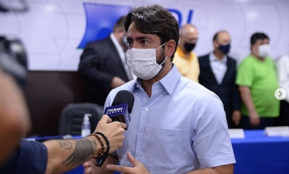 Vereador Diego Afonso faz striptease para receber vacina contra a Covid-19 em Manaus; veja foto