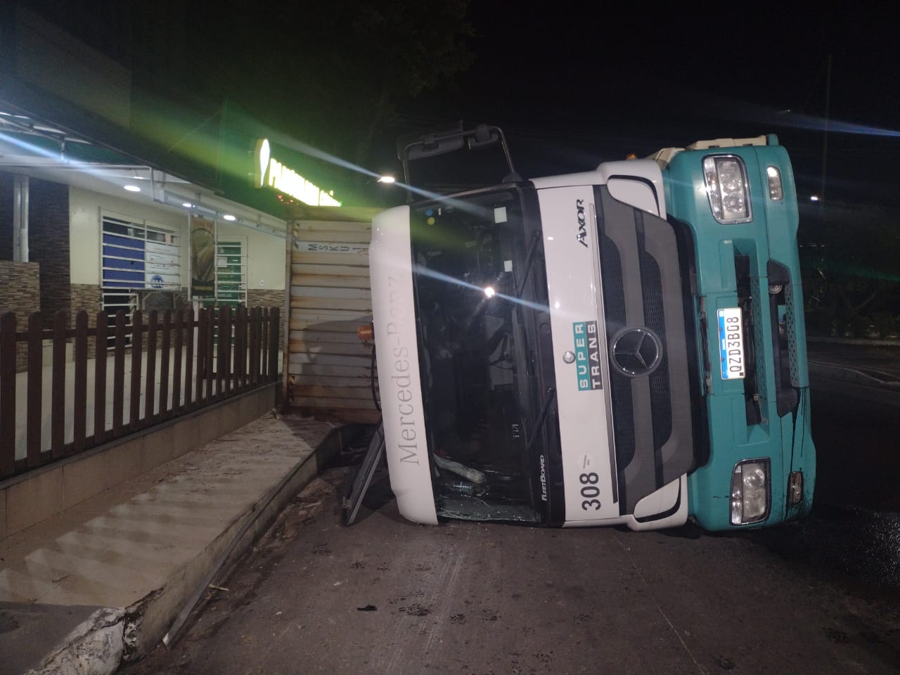 Contêiner faz curva e acaba tombando na avenida Boulevard; veja vídeo