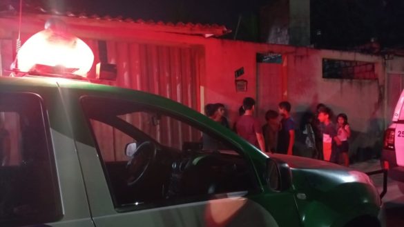 Pistoleiros encapuzados invadem casa e matam homem a tiros, em Manaus; imagens fortes