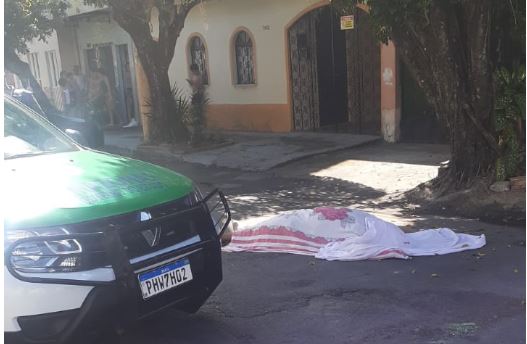 Urgente: jovem de 18 anos tem cabeça estourada a tiros na frente de casa, em Manaus; imagens fortes