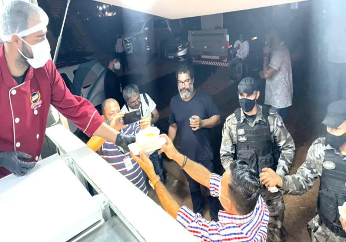 Caso Lázaro: Voluntários distribuem comida para profissionais que continuam na caçada por serial killer