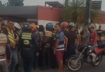 Cenas fortes: furiosos, mototaxistas se reúnem e espocam cara de ladrão de moto, em Manaus