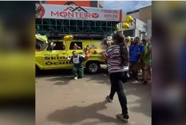 É o amor: com carro de som, homem pede para voltar com ex após meter chifre nela 30 vezes; veja vídeo