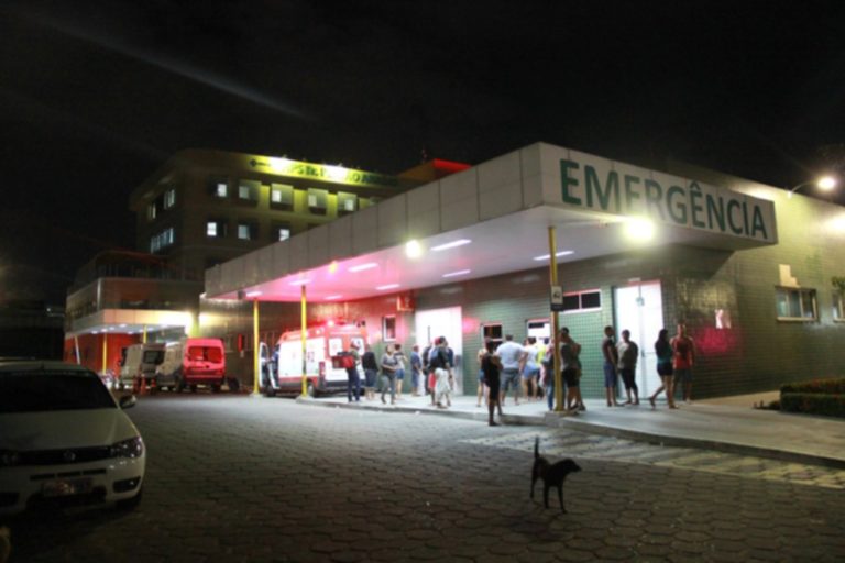 Bandidos dão tiro na boca de homem que estava esperando rota para ir trabalhar, em Manaus