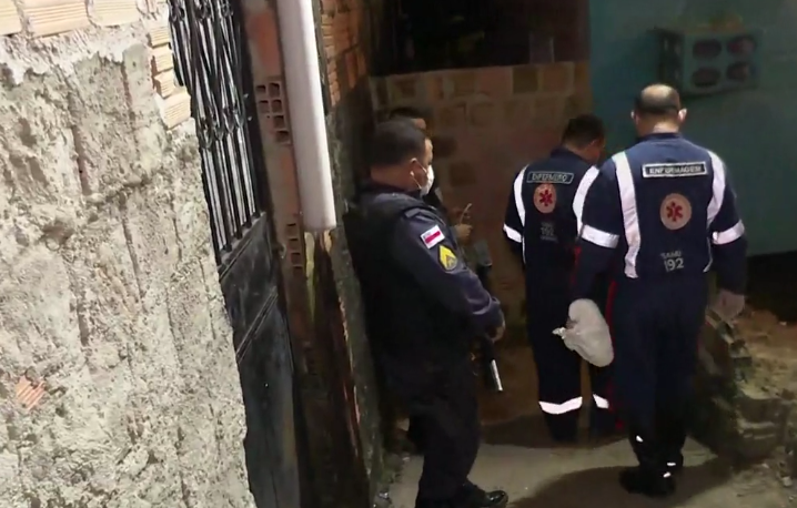 Com vários tiros pelo corpo, homem é jogado para morrer na zona Norte de Manaus; imagens fortíssimas