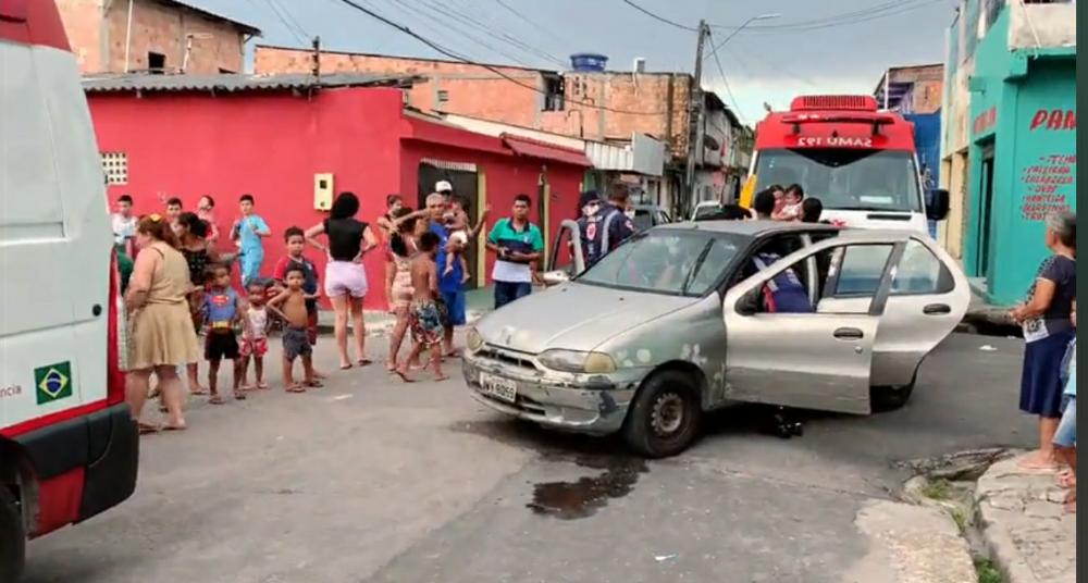 Urgente: acidente entre carros deixa uma pessoa presa às ferragens, no Armando Mendes