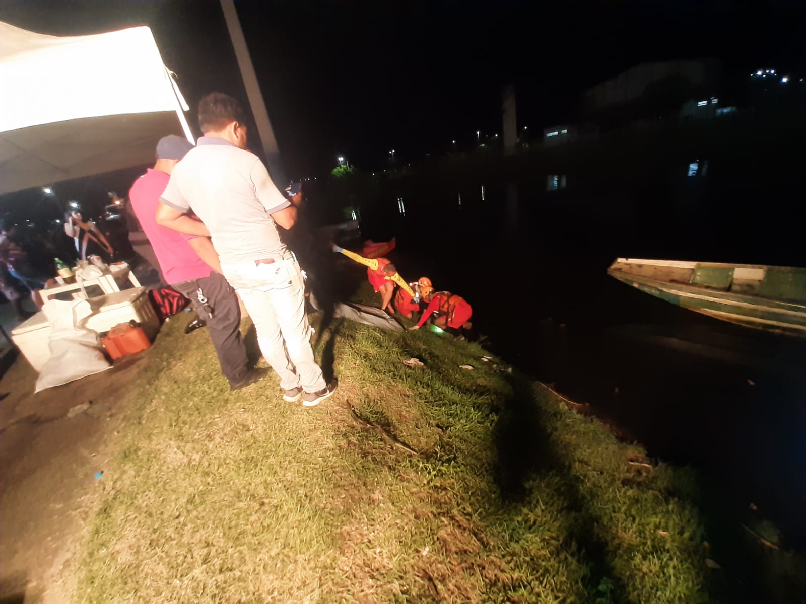 Urgente: corpo de jovem que morreu afogado em igarapé da Avenida Brasil é encontrado; veja imagens do resgate