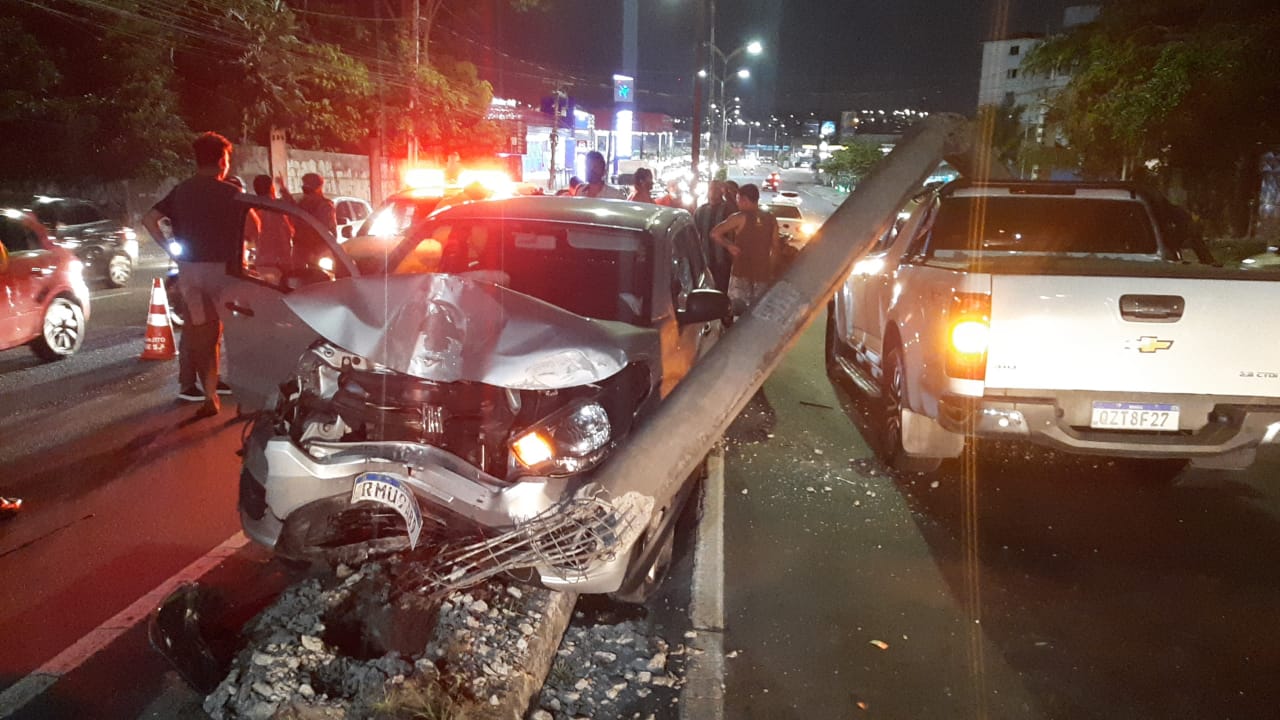 Mulher embriagada causa grave acidente entre três carros na avenida Cosme Ferreira; veja vídeo