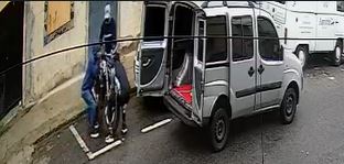Alerta: bandidos em carro estão rodando Manaus roubando motos estacionadas na rua; veja vídeo