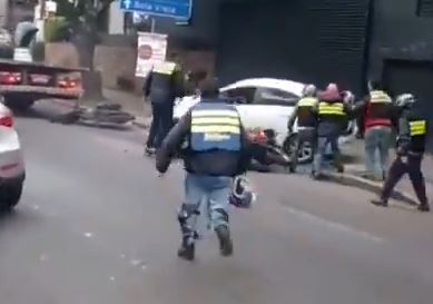 Mototaxistas se únem para matar empresário no meio da rua; veja vídeo