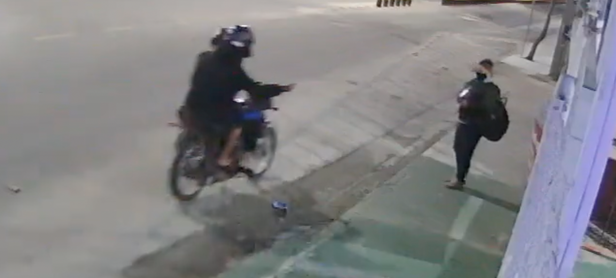 Mulher é metralhada após reagir a assalto em parada de ônibus; veja vídeo