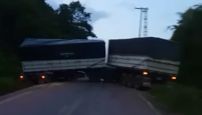 Carreta entra em pane mecânica e deixa trecho da BR-174 interditada no Amazonas; vídeo