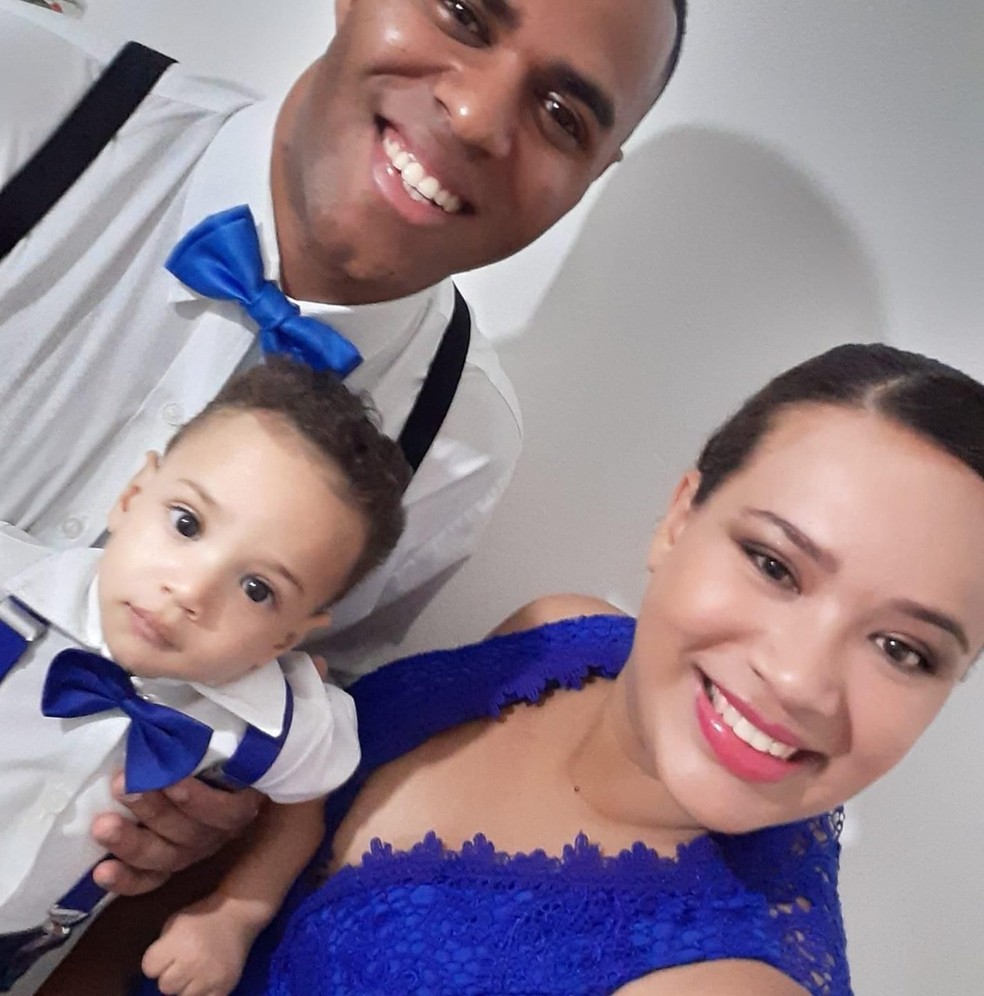 Bebê de 2 anos morre após ser esquecido dentro de carro pela babá
