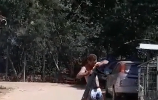 Vídeo chocante mostra homem sendo apedrejado e pisoteado até a morte; cenas fortíssimas