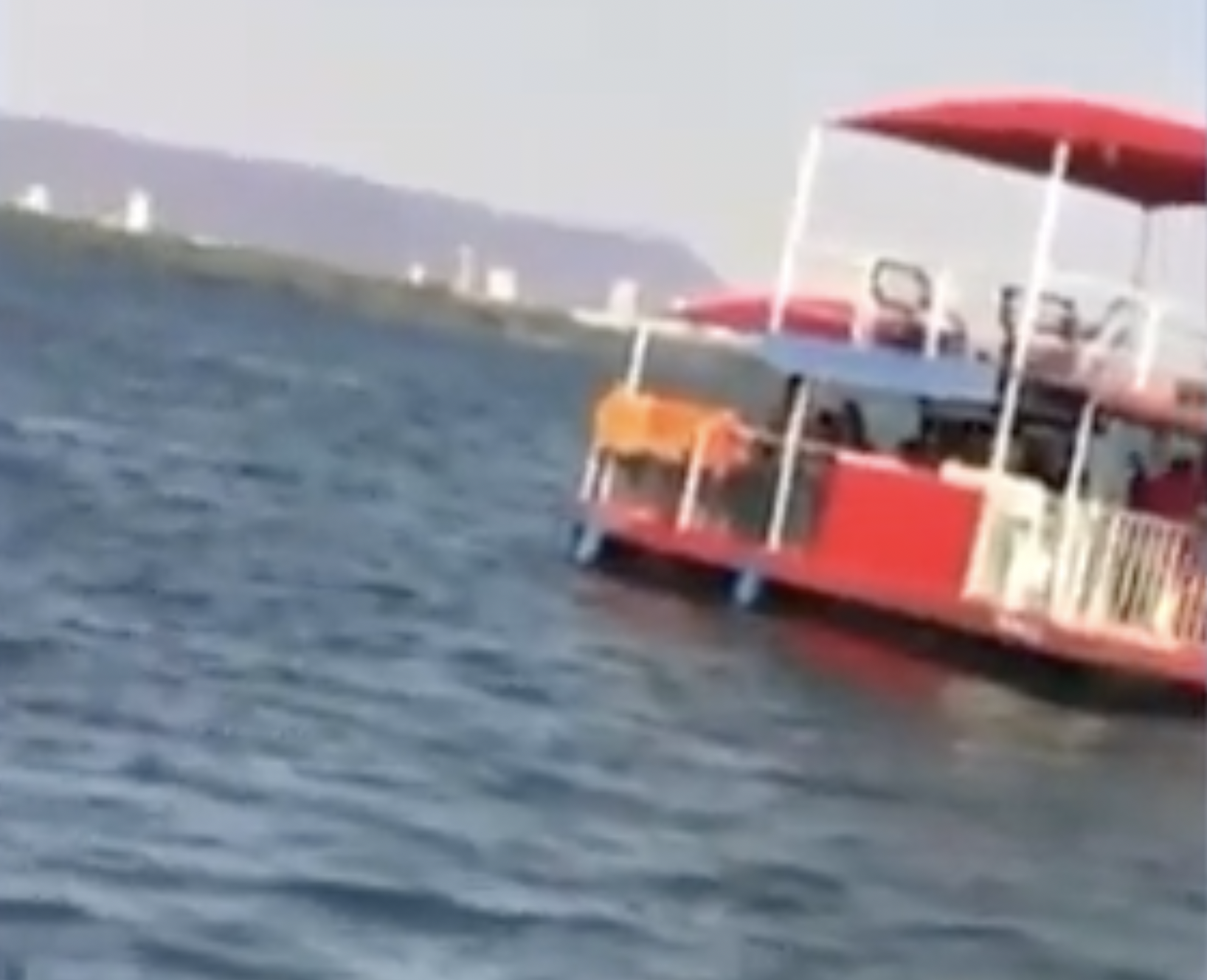 Casal é flagrado em momento íntimo no meio do flutuante; veja vídeo