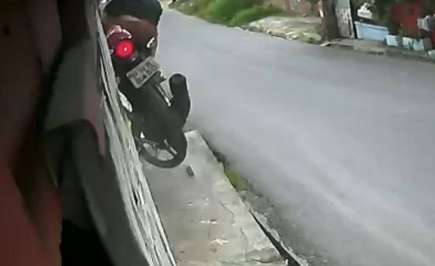 Imagens impressionantes mostram o momento que homem é arremessado de motocicleta, em Manaus; veja vídeo