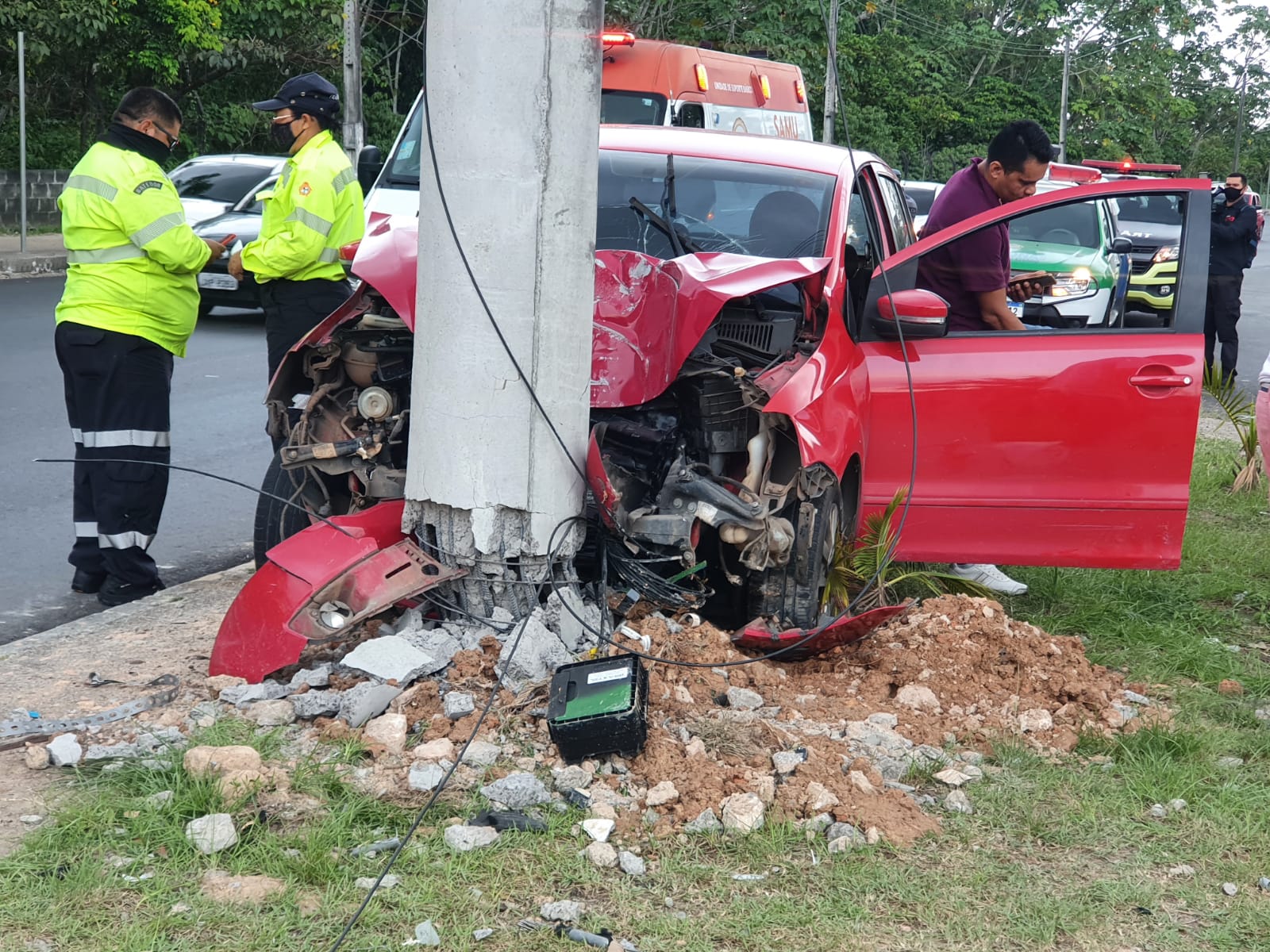 Carro desgovernado bate em poste e mulher fica ferida durante acidente na Avenida das Torres