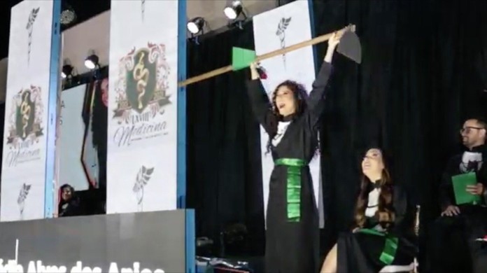 Segurando enxada, filha de agricultores se forma em medicina e homenageia os pais na colação de grau; veja vídeo