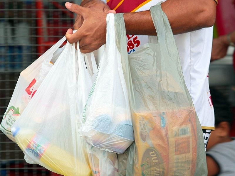 Lei que proíbe distribuição de sacolas plásticas em comércios de Manaus começa a valer nesta quinta-feira (30)