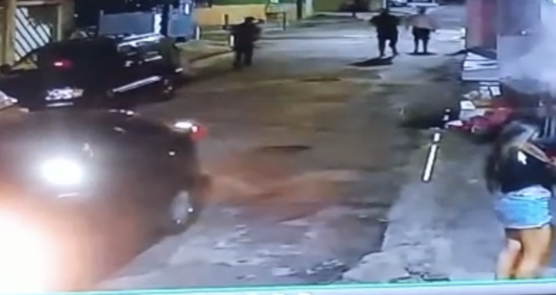 Veja o momento em que jovem é executado com tiros no peito no meio da rua, em Manaus