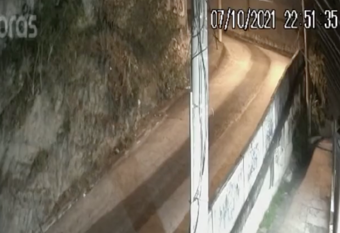 Idoso cai de cara de barranco e ainda morre atropelado; veja vídeo