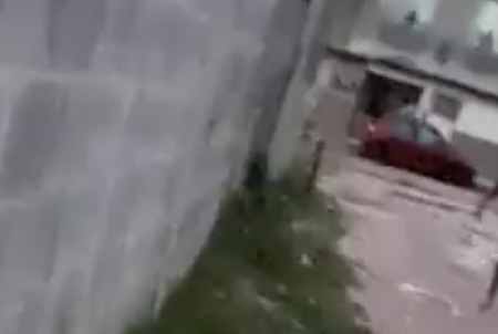 Durante brincadeira, jovem grávida é atingida com tiro na cabeça pela própria amiga; veja vídeo