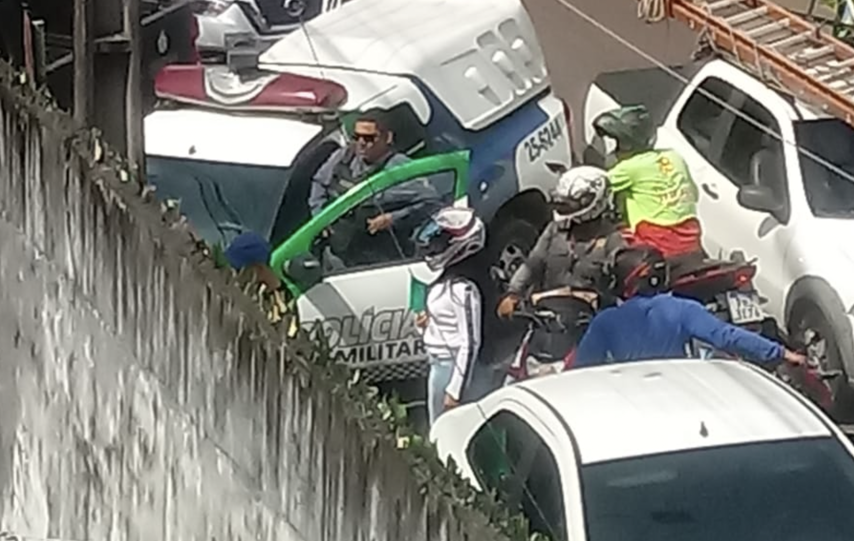 Criminoso tenta atirar em refém mas arma falha duas vezes durante assalto no Alvorada; veja vídeos