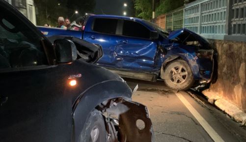 Carro de luxo invade contramão e causa grave acidente na Mário Ypiranga, em Manaus