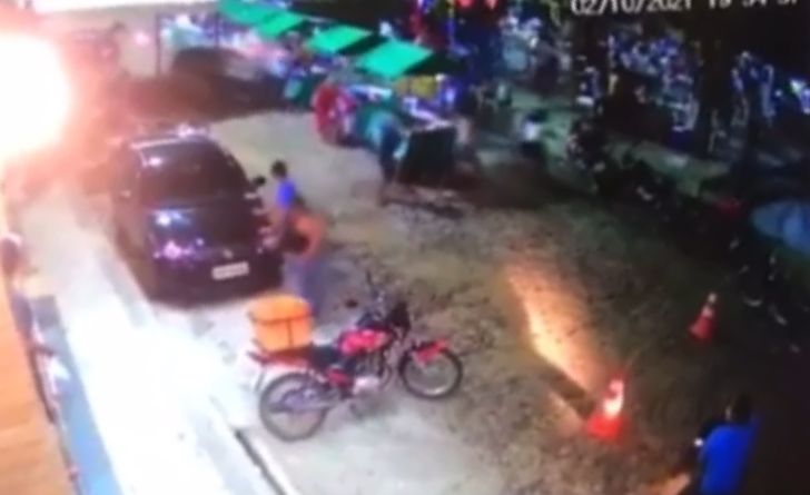 Veja o momento em que motorista bêbado invade feira, destrói barracas e mata três pessoas