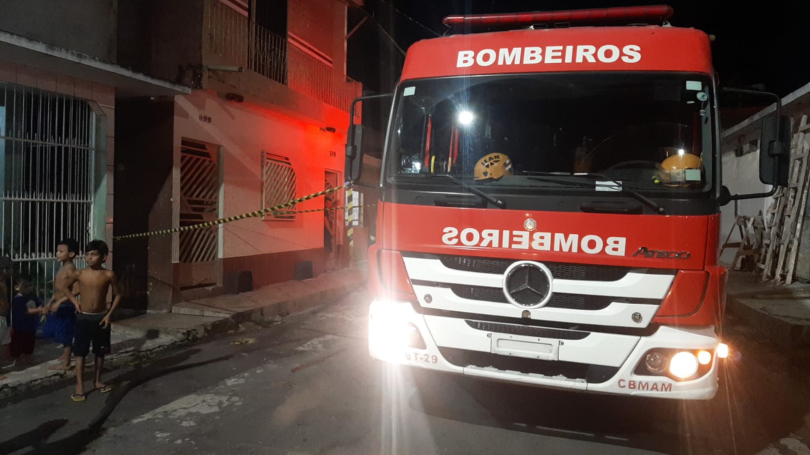 Incêndio em casa de família aterroriza moradores do Conjunto Ipase, na Compensa