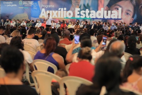 Wilson Lima entrega cartões do Auxílio Estadual para famílias que moram em Manaus injetando R$ 540 milhões na economia