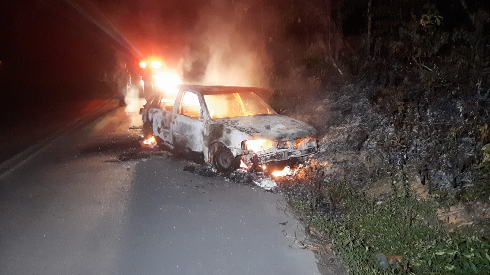 Motorista perde controle de carro e veículo pega fogo em estrada no Tarumã