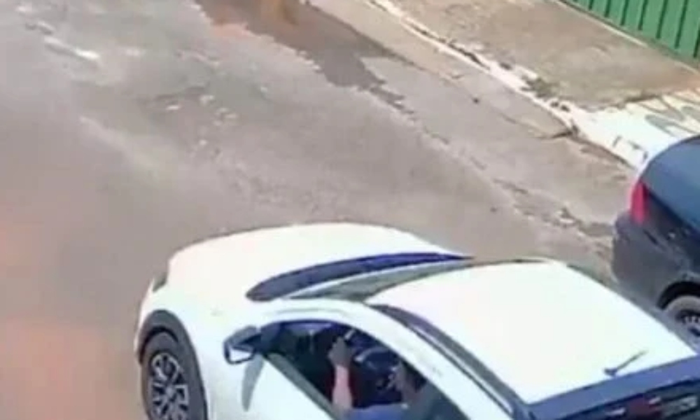 Veja momento em que criança é arremessada por carro após sofrer atropelamento