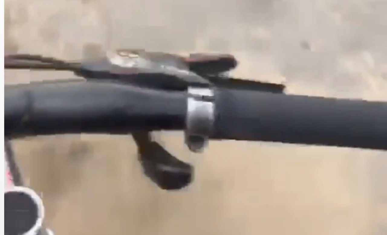Jovem fica gravemente ferido após vizinho atacá-lo de bicicleta;  veja o vídeo