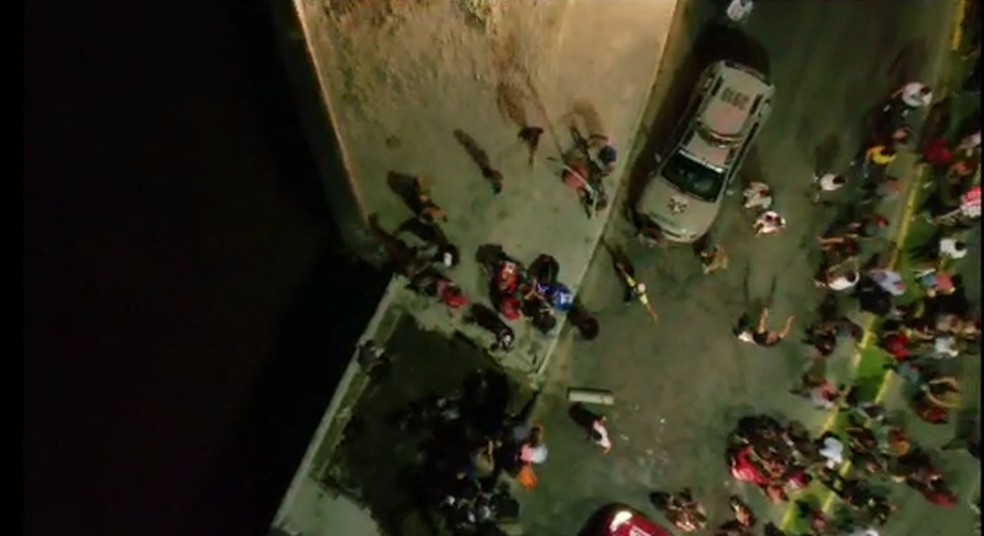 Tragédia: calçada desaba e mais de 30 pessoas caem em rio durante evento natalino; veja vídeos