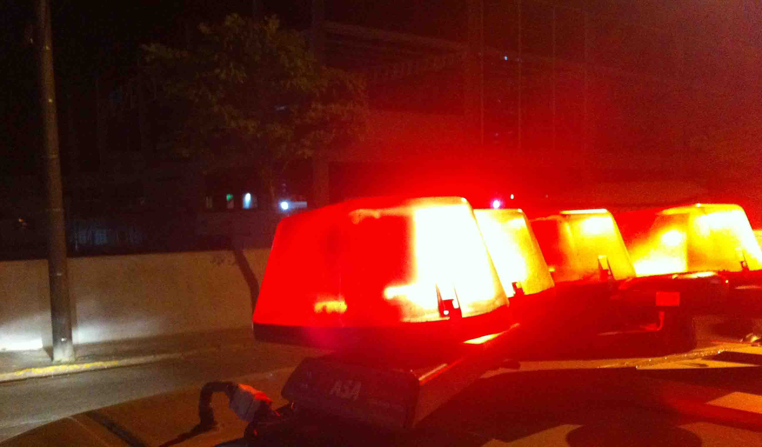 Mulher é atacada com golpes de faca em farmácia por adolescente
