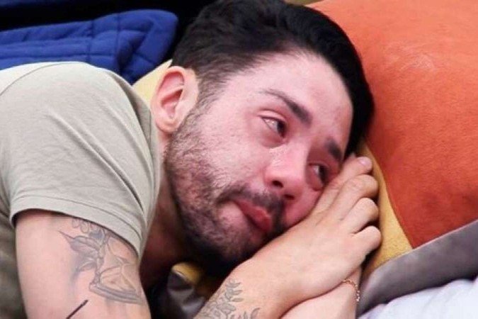 Rico encontra jaqueta que era presente pai que morreu e dispara: ‘Parece que rasgaram de propósito!’