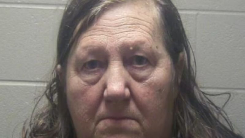 Mulher é presa por manter restos mortais de bebê em freezer por quase 30 anos