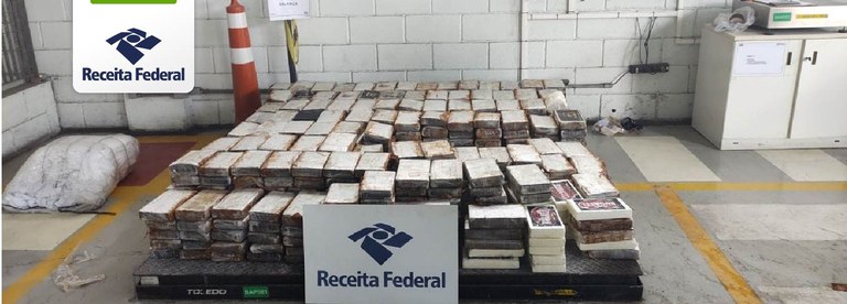 Cão farejador da Receita Federal encontra 1,2 tonelada de cocaína no meio de alimentos