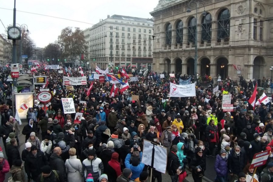 Mais de 40 mil voltam a protestar contra lockdown e passaporte vacina na Áustria