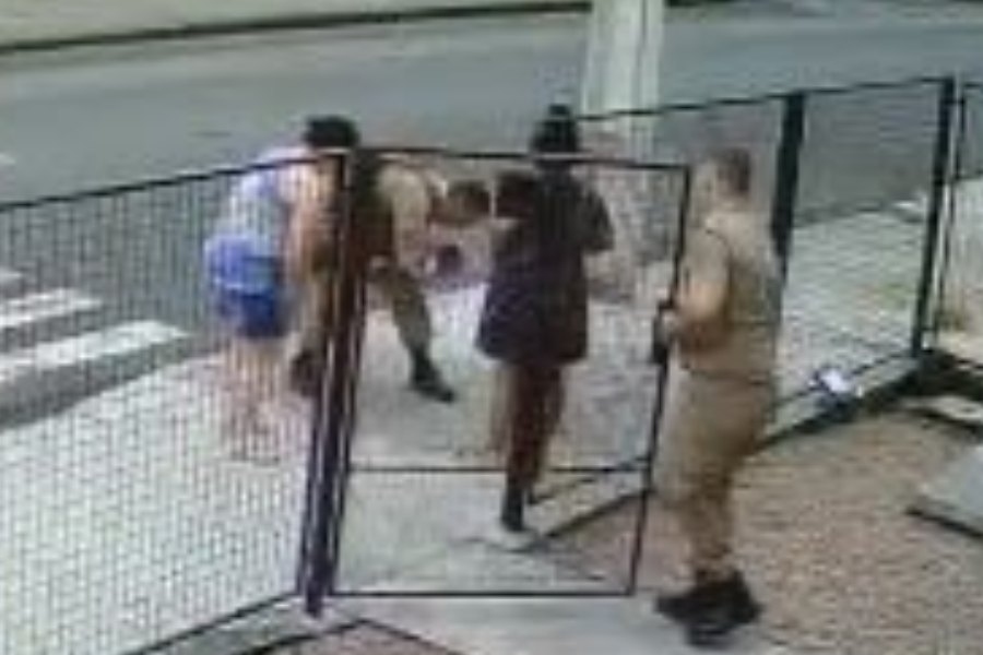 Policial salva bebê engasgando após ver choro de mãe desesperada; veja vídeo