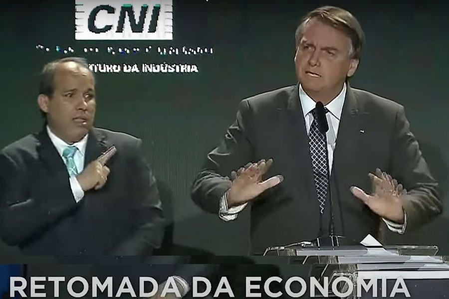 Presidente Bolsonaro desabafa sobre Ômicron e critica tendência da volta da política do "fique em casa"