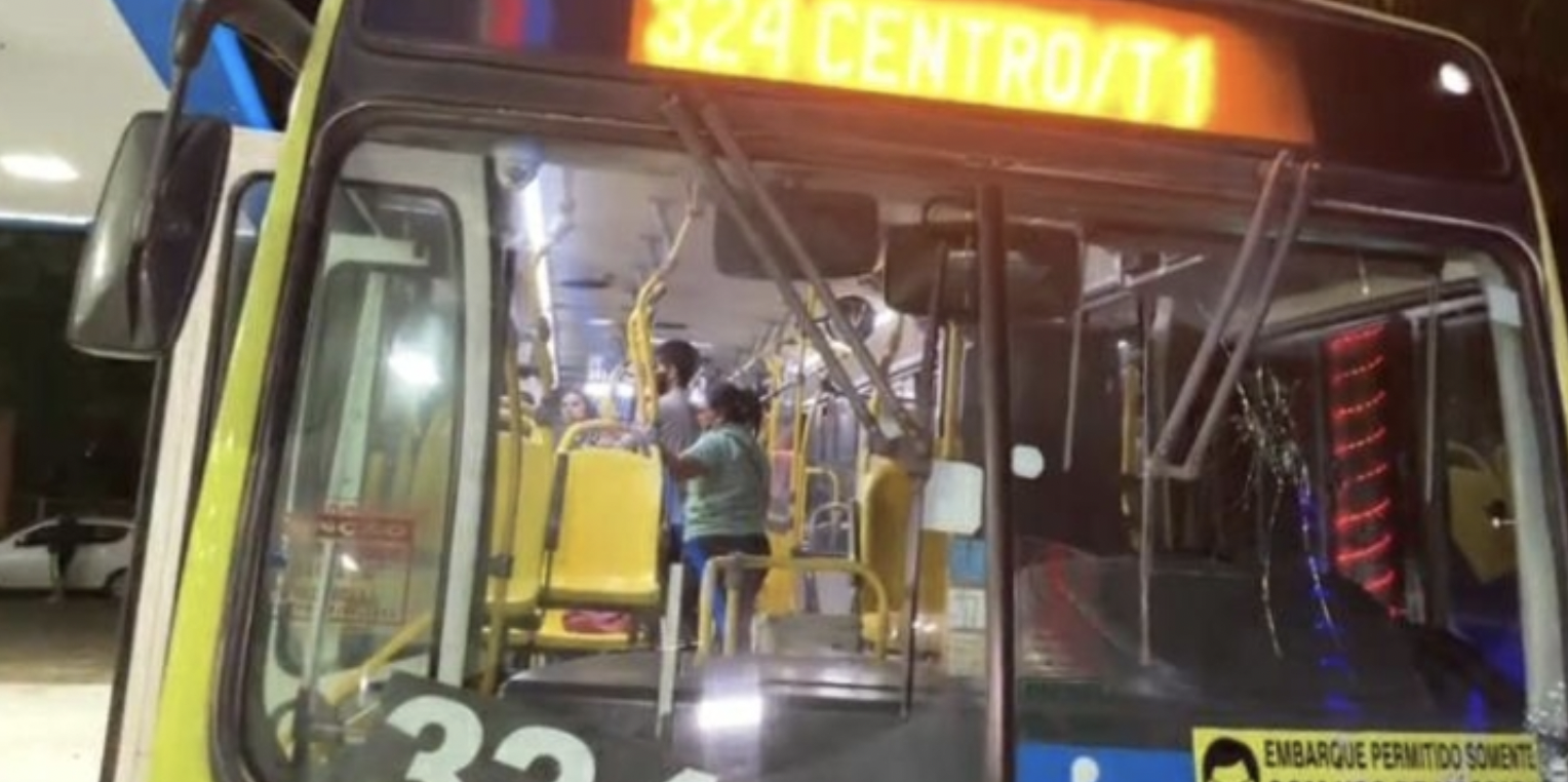 Bandidos partem cabeça de passageiro durante assalto em ônibus de Manaus