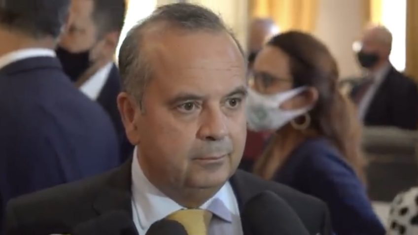 Ministro ironiza críticas da esquerda: "se presidente descobrir a cura do câncer ele vai ser criticado"