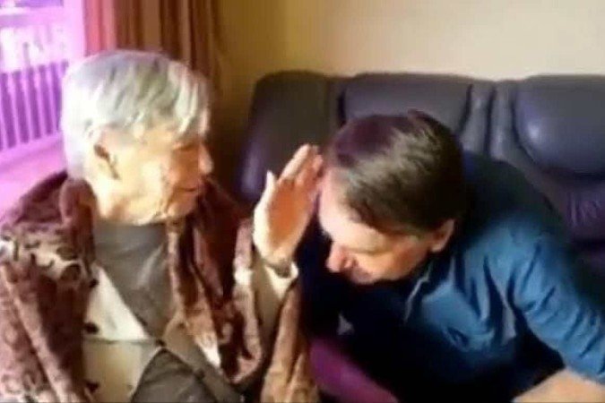 Por causa de Alzheimer da mãe, Bolsonaro diz que ela 'talvez não soubesse que ele tenha sido presidente'