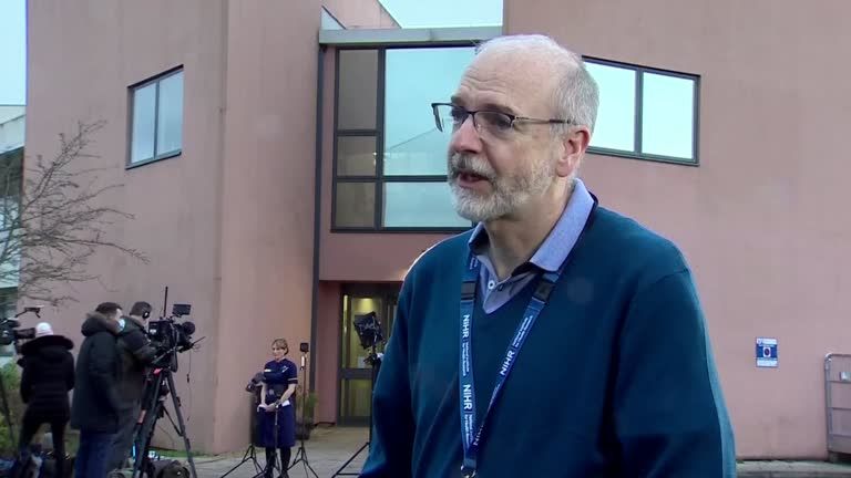 Não dá para vacinar o mundo a cada seis meses, diz um dos criadores da AstraZeneca