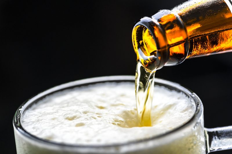 Baixaria e confusão: dono de bar cobra cervejas do réveillon e cliente se nega a pagar; veja vídeo
