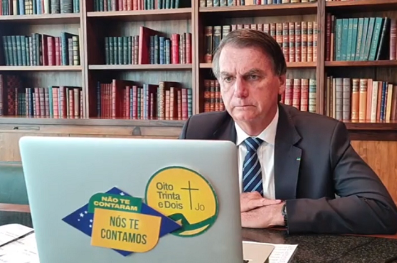 "Estamos pagando pelos 100 bilhões da roubalheira do PT nas refinarias da Petrobras", diz Bolsonaro sobre combustíveis