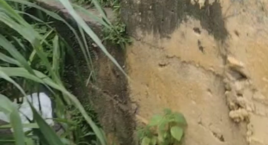 Jovem leva vários tiros na frente da família na zona Leste
