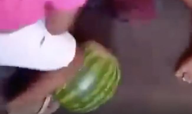 Vulgo ‘Bola de Fogo’ afoga cara da inimiga dentro de melancia; veja vídeo